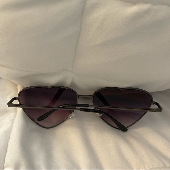 Women’s Fashion Thin Metal Heart Shaped Sunglasses Black - Picture 4 of 4